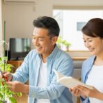 室内で家庭菜園を楽しむ50代の日本人夫婦が笑顔で過ごしている様子