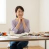 趣味について考えている50代女性の穏やかなひととき