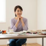 趣味について考えている50代女性の穏やかなひととき