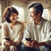 リビングのソファに座り、笑顔でお互いに見つめ合う50代の日本人夫婦。二人ともスマートフォンを手に持ち、楽しげに会話をしている。明るく落ち着いた雰囲気のリビングルームで、温かい光が差し込む中、親しみやすい家庭の一コマを描いている。