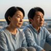 夕暮れのベランダで物思いにふける50代の日本人男女の姿。静かに孤独と向き合っている様子