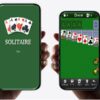スマートフォンでソリティアゲームをプレイしているシーン。左側の画面はゲーム起動中で、右側は実際にゲームをプレイしている様子が表示されています。カードが並べられたグリーンのテーブルに、操作ボタンやタイマーなどのゲームインターフェースが表示されています。