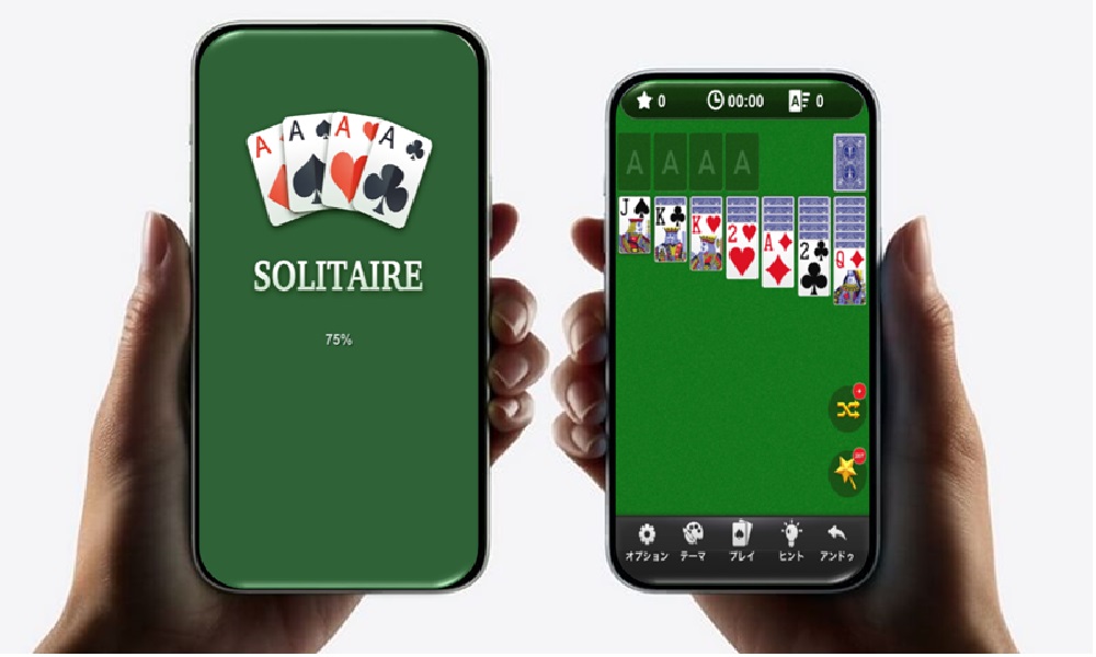 スマートフォンでソリティアゲームをプレイしているシーン。左側の画面はゲーム起動中で、右側は実際にゲームをプレイしている様子が表示されています。カードが並べられたグリーンのテーブルに、操作ボタンやタイマーなどのゲームインターフェースが表示されています。