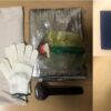 防災の日に備える非常用持ち出し袋と防災管理者証。懐中電灯、手袋、防災ヘルメットなど、家庭で準備すべき防災用品一式。