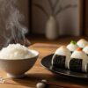 2025年の新米を炊き立てで味わう湯気の立つご飯とおにぎりの盛り付け