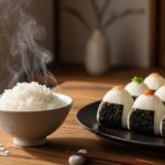 2025年の新米を炊き立てで味わう湯気の立つご飯とおにぎりの盛り付け