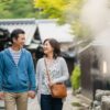 50代夫婦が日本の温泉街や自然の中を散策しながら安心して旅行を楽しむ様子を表したアイキャッチ画像