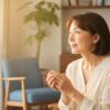 前向きな表情で未来を見つめる50代女性。やる気を取り戻すきっかけを感じている様子。